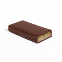 BIO-Edelbitterschokolade gefüllt mit Kürbiskernmarzipan-Ribisel-Ganache